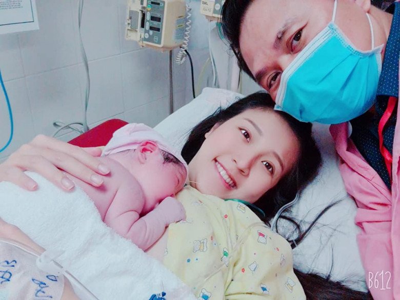 Mẹ bầu đang ngủ thì đau đẻ, chồng bất đắc dĩ đỡ đẻ cho vợ, bác sĩ chạy đến cửa phòng bé đã chào đời - 1