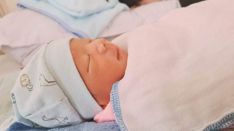 Mẹ bầu đang ngủ thì đau đẻ, chồng bất đắc dĩ đỡ đẻ cho vợ, bác sĩ chạy đến cửa phòng bé đã chào đời - 4