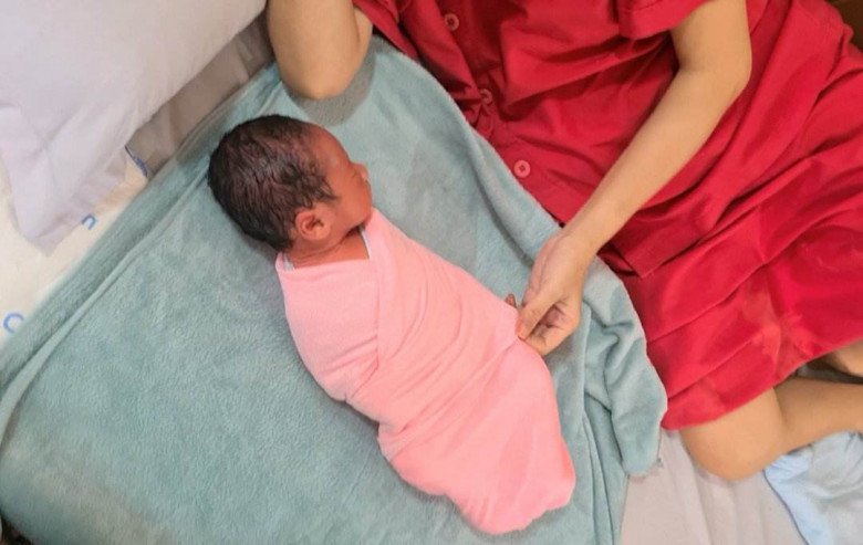 Mẹ bầu đang ngủ thì đau đẻ, chồng bất đắc dĩ đỡ đẻ cho vợ, bác sĩ chạy đến cửa phòng bé đã chào đời - 5