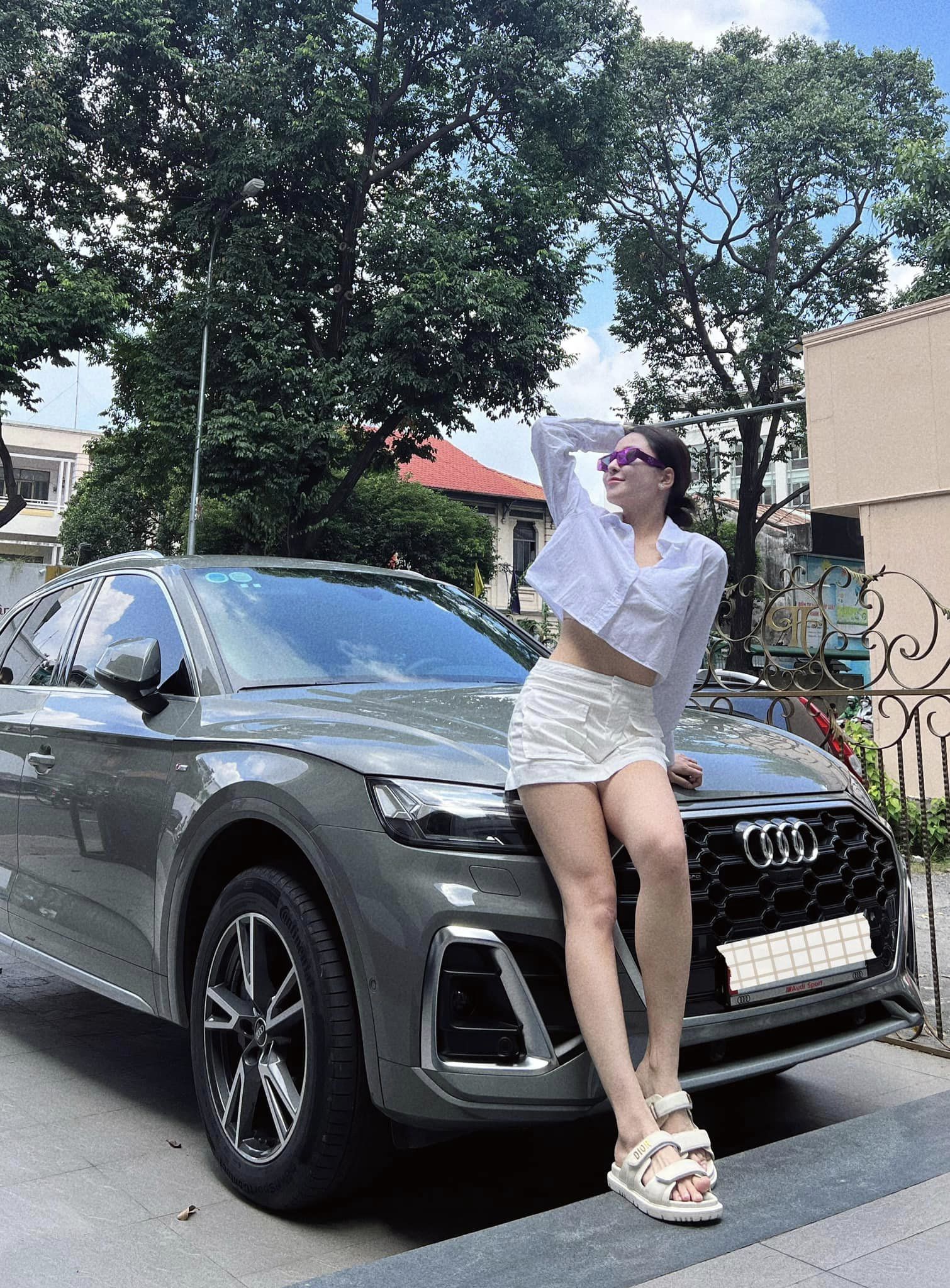 Đăng ảnh bên xe Audi, hot girl Trâm Anh vẫn "than thở" - 2