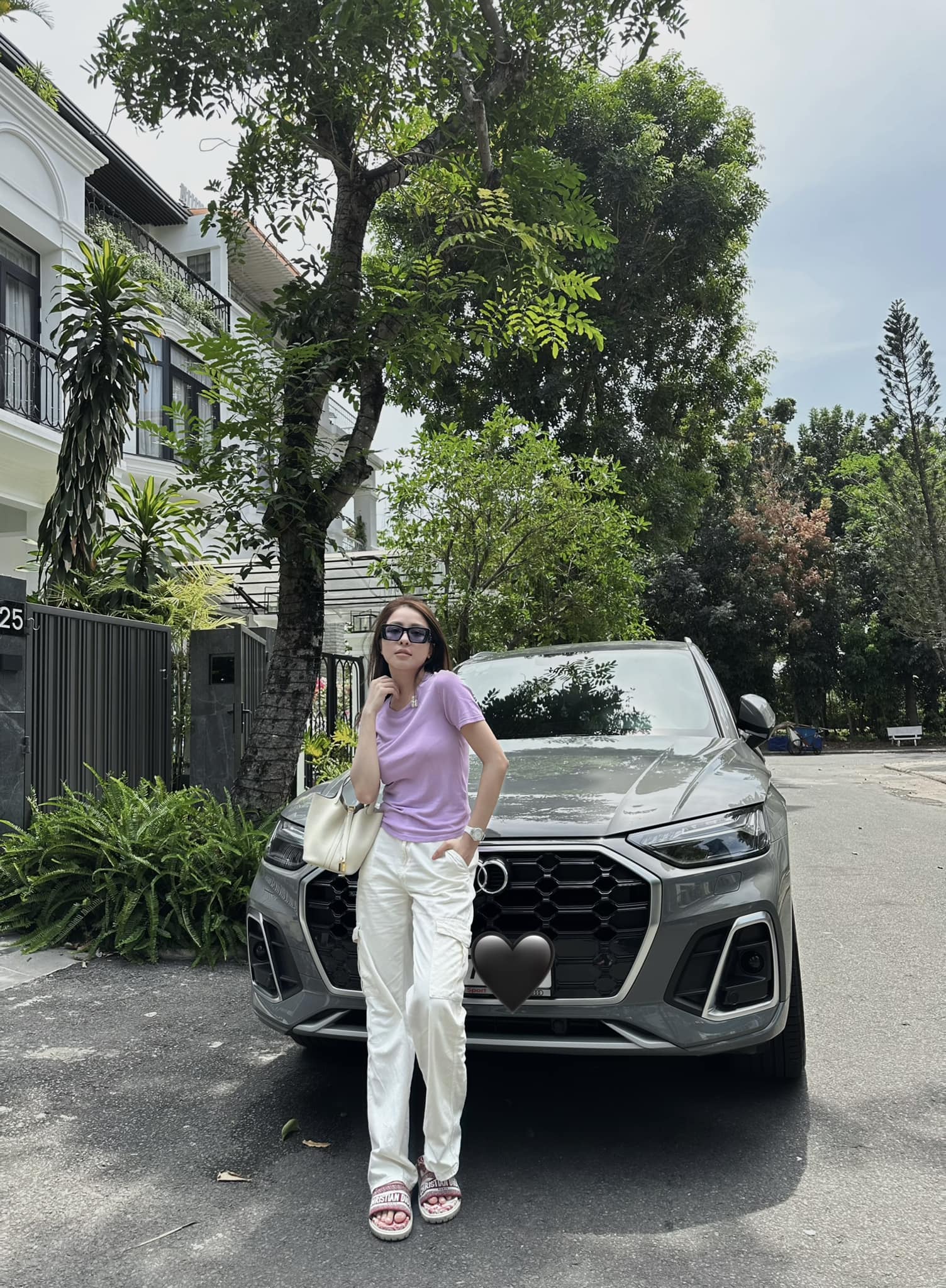 Đăng ảnh bên xe Audi, hot girl Trâm Anh vẫn "than thở" - 1