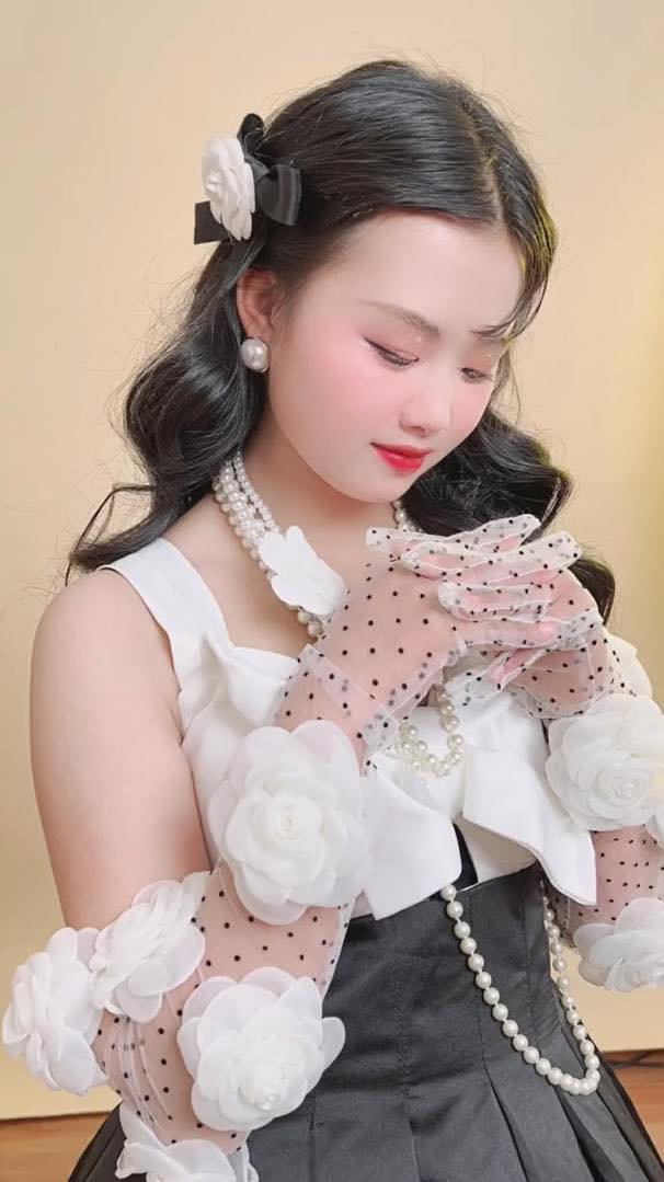 "Bé gái bán hoa dạo ở dốc Thẩm Mã" trang điểm đậm, nhìn quá tuổi thực? - 2