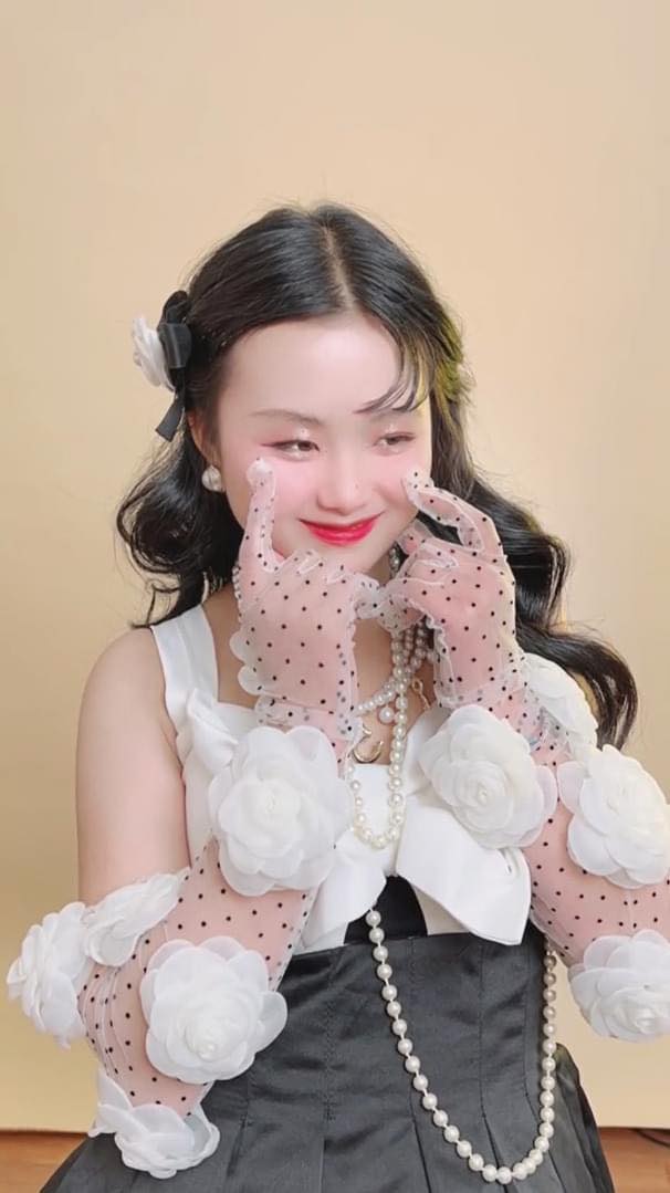 "Bé gái bán hoa dạo ở dốc Thẩm Mã" trang điểm đậm, nhìn quá tuổi thực? - 3