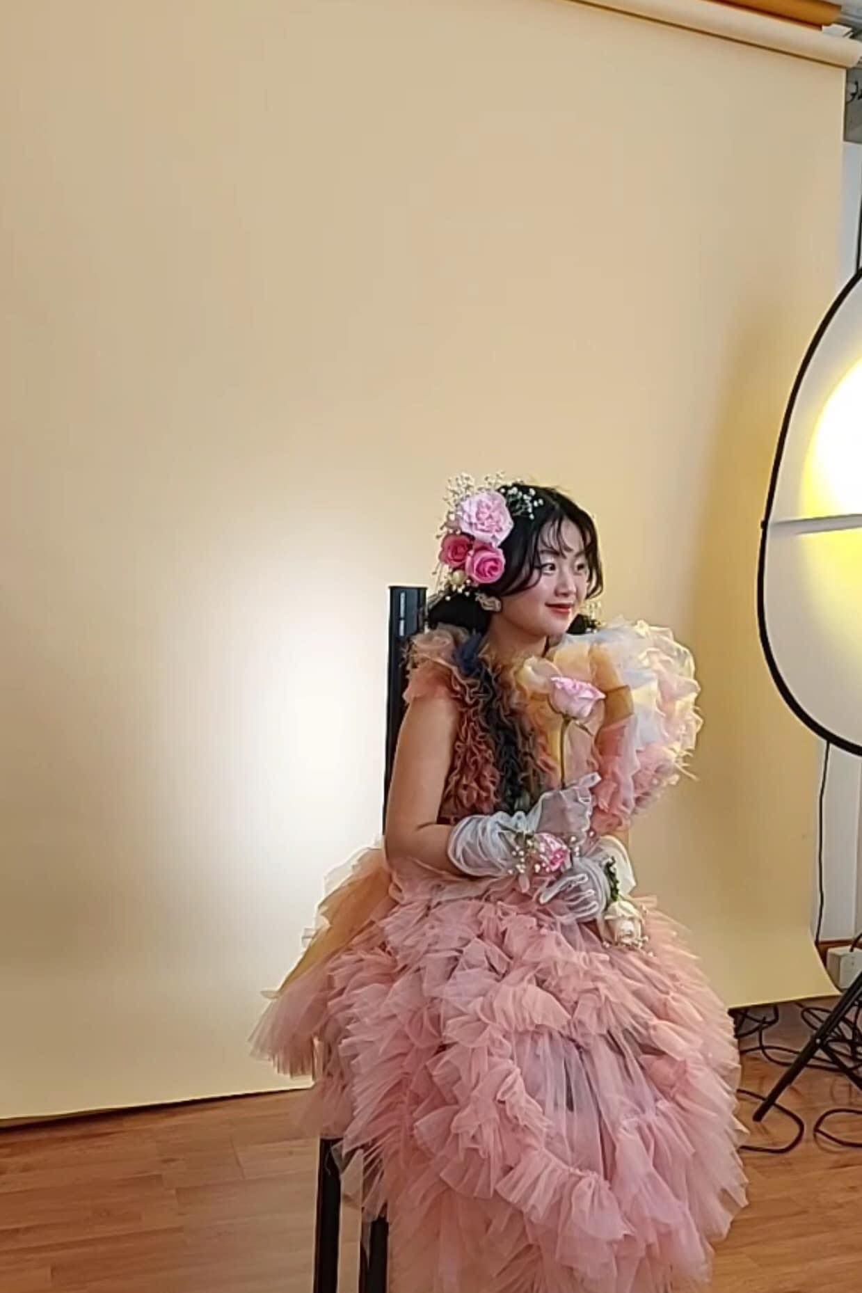 "Bé gái bán hoa dạo ở dốc Thẩm Mã" trang điểm đậm, nhìn quá tuổi thực? - 4