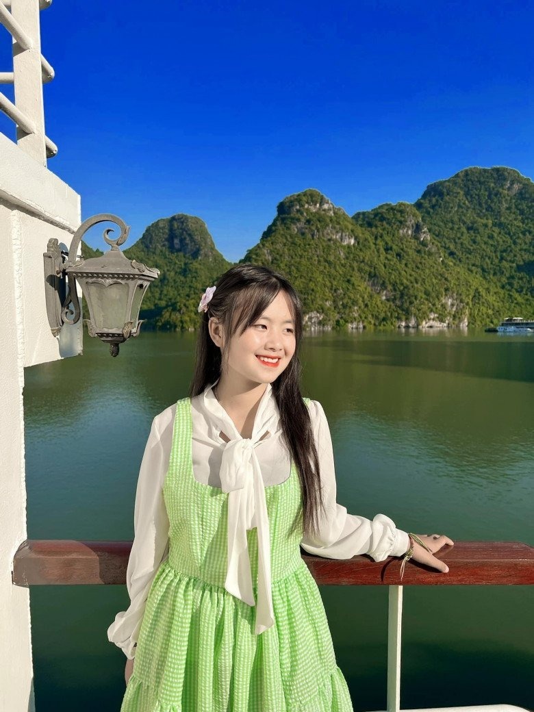 "Bé gái bán hoa dạo ở dốc Thẩm Mã" trang điểm đậm, nhìn quá tuổi thực? - 6