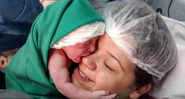 Tan chảy với những nụ hôn ngọt ngào trong phòng sinh - 11