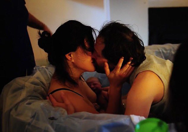 Tan chảy với những nụ hôn ngọt ngào trong phòng sinh - 5