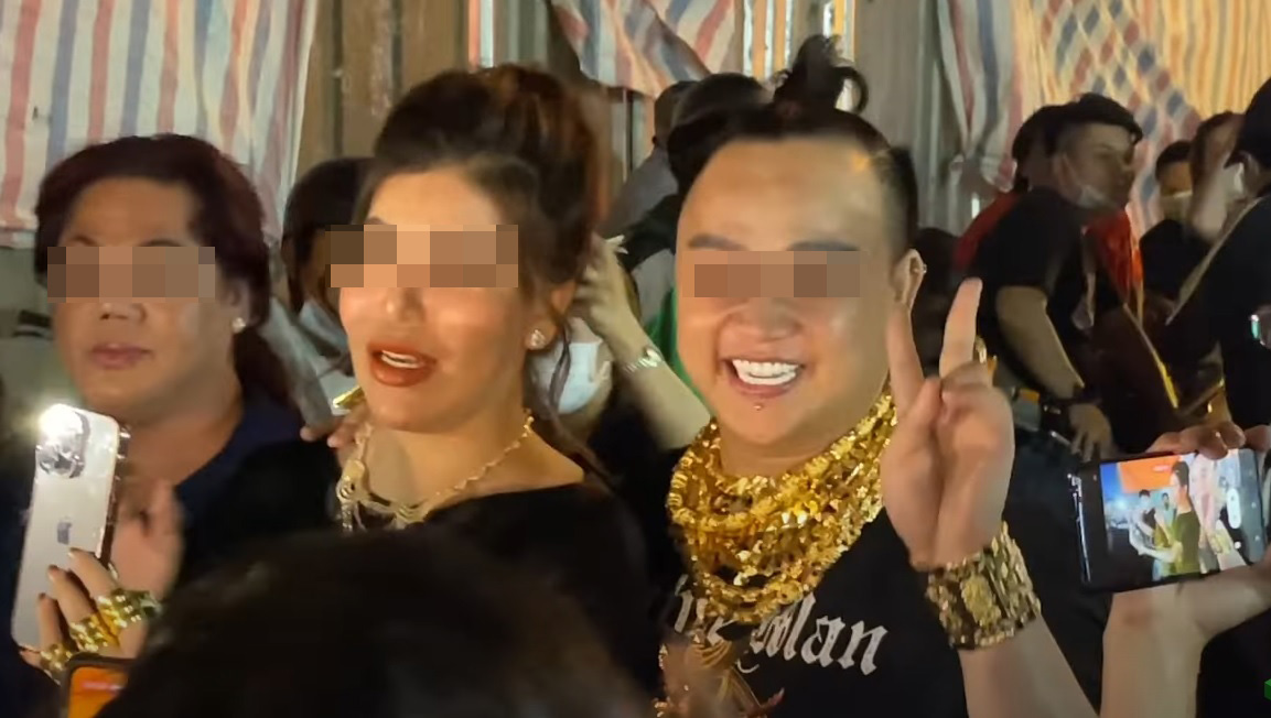 YouTuber đeo đầy vàng, cười nói gây náo loạn tang lễ NS Vũ Linh bị chỉ trích dữ dội - 1