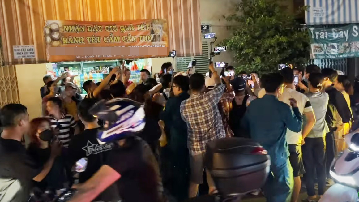 YouTuber đeo đầy vàng, cười nói gây náo loạn tang lễ NS Vũ Linh bị chỉ trích dữ dội - 2