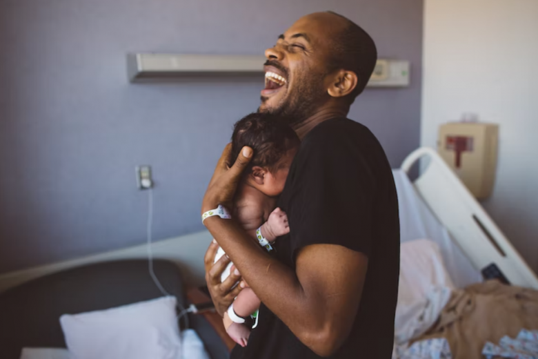 Xúc động khoảnh khắc các ông bố vỡ òa cảm xúc khi nhìn thấy con chào đời - 1