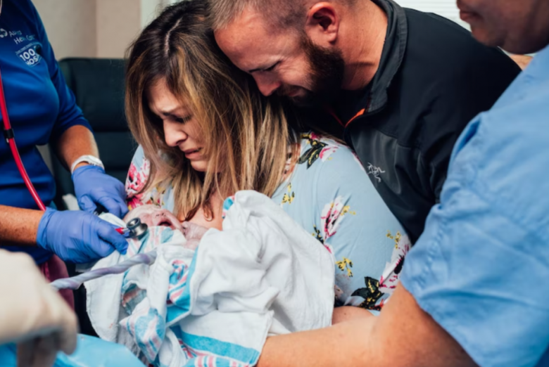 Xúc động khoảnh khắc các ông bố vỡ òa cảm xúc khi nhìn thấy con chào đời - 2