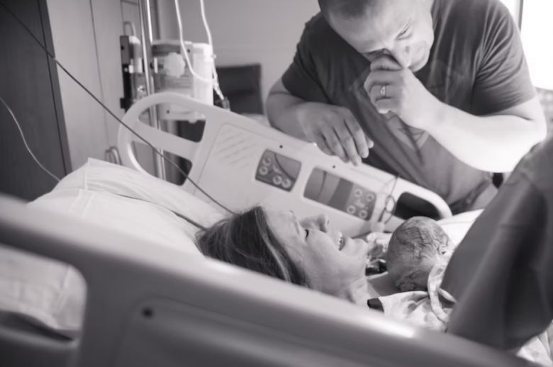 Xúc động khoảnh khắc các ông bố vỡ òa cảm xúc khi nhìn thấy con chào đời - 3