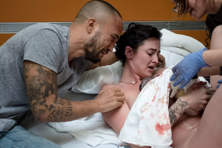 Xúc động khoảnh khắc các ông bố vỡ òa cảm xúc khi nhìn thấy con chào đời - 4