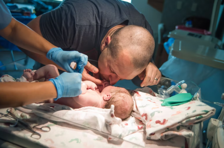 Xúc động khoảnh khắc các ông bố vỡ òa cảm xúc khi nhìn thấy con chào đời - 5