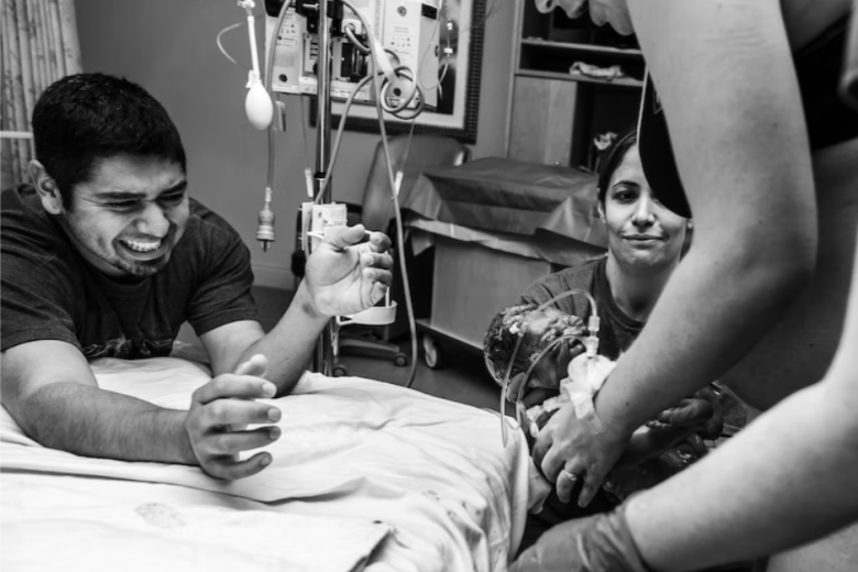 Xúc động khoảnh khắc các ông bố vỡ òa cảm xúc khi nhìn thấy con chào đời - 7