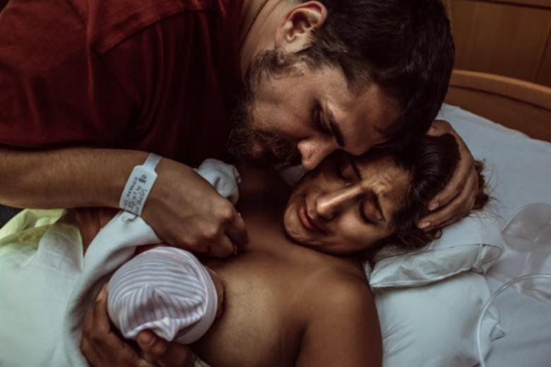 Xúc động khoảnh khắc các ông bố vỡ òa cảm xúc khi nhìn thấy con chào đời - 6