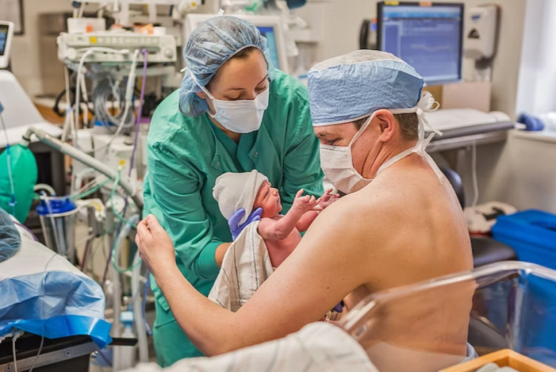 Xúc động khoảnh khắc các ông bố vỡ òa cảm xúc khi nhìn thấy con chào đời - 8