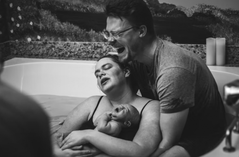 Xúc động khoảnh khắc các ông bố vỡ òa cảm xúc khi nhìn thấy con chào đời - 9