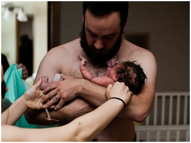 Xúc động khoảnh khắc các ông bố vỡ òa cảm xúc khi nhìn thấy con chào đời - 10
