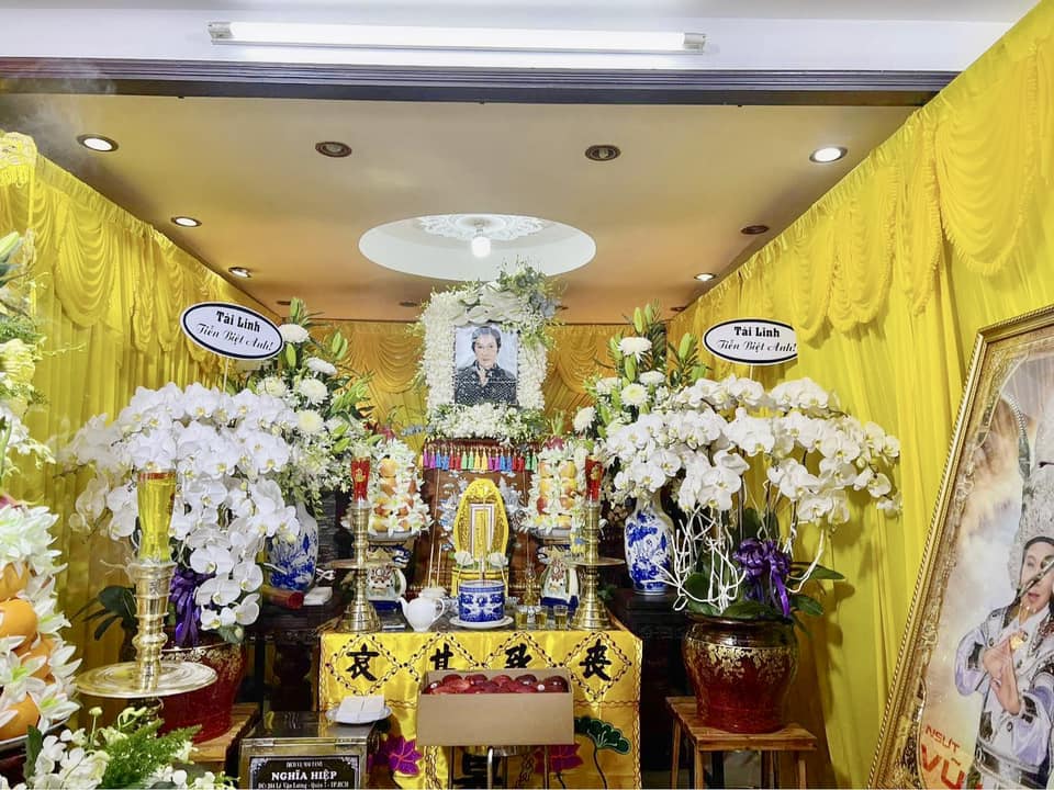 YouTuber đeo đầy vàng, cười nói gây náo loạn tang lễ NS Vũ Linh bị chỉ trích dữ dội - 4