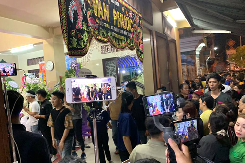 YouTuber đeo đầy vàng, cười nói gây náo loạn tang lễ NS Vũ Linh bị chỉ trích dữ dội - 3