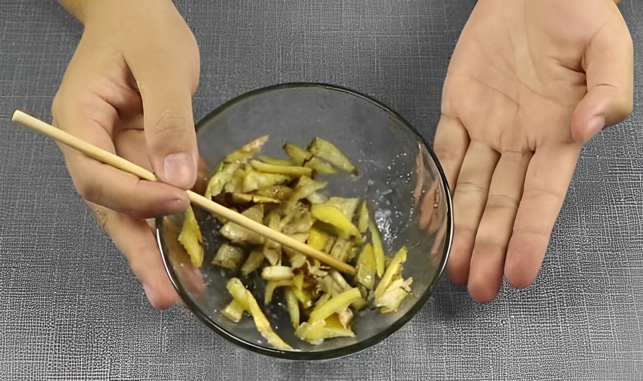 Chuối ăn xong đừng vứt vỏ đi, chỉ cần kết hợp với muối và bột giặt, gián chết “la liệt” không dám bén mảng - 4