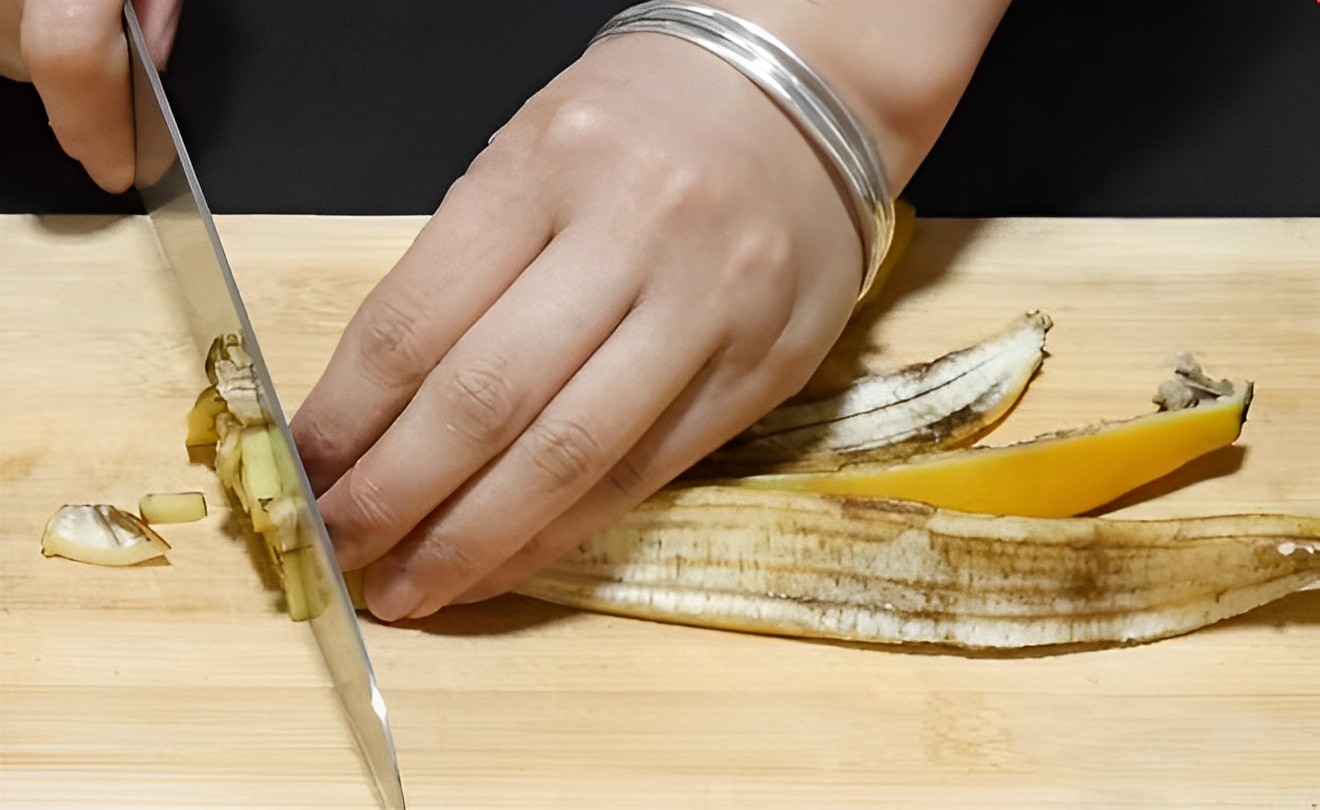 Chuối ăn xong đừng vứt vỏ đi, chỉ cần kết hợp với muối và bột giặt, gián chết “la liệt” không dám bén mảng - 3