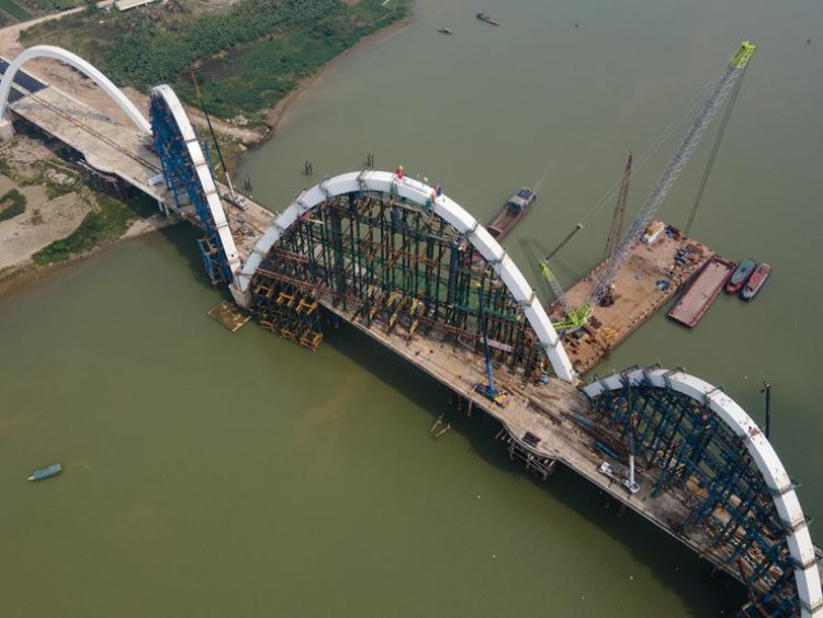 Cầu vòm thép cao nhất Việt Nam hình 2 con rồng uốn lượn đã thành hình