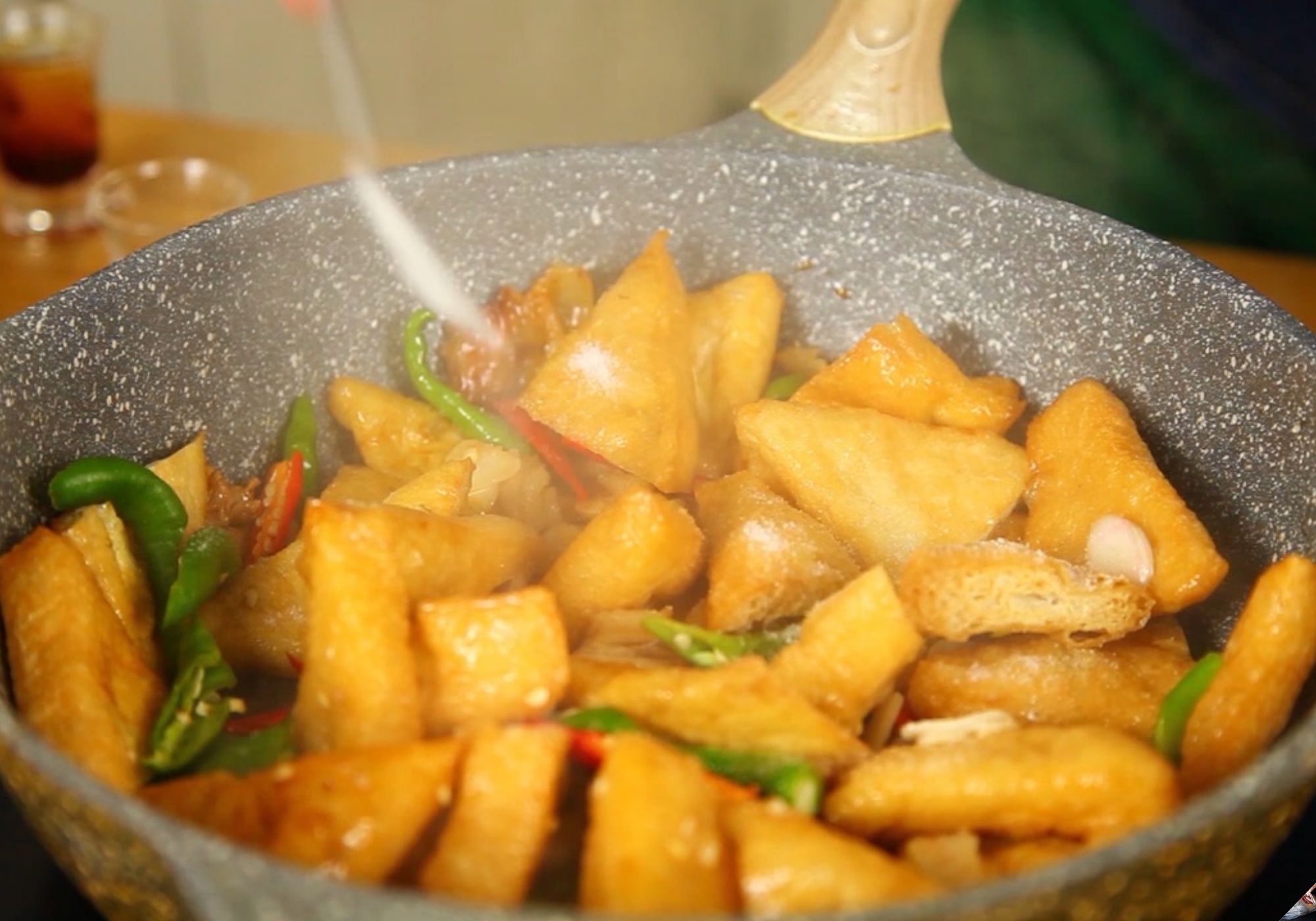 Mẹo rán đậu phụ ngoài vàng giòn, trong mềm ẩm, không bị nát nhờ làm thêm 1 bước đơn giản - 17