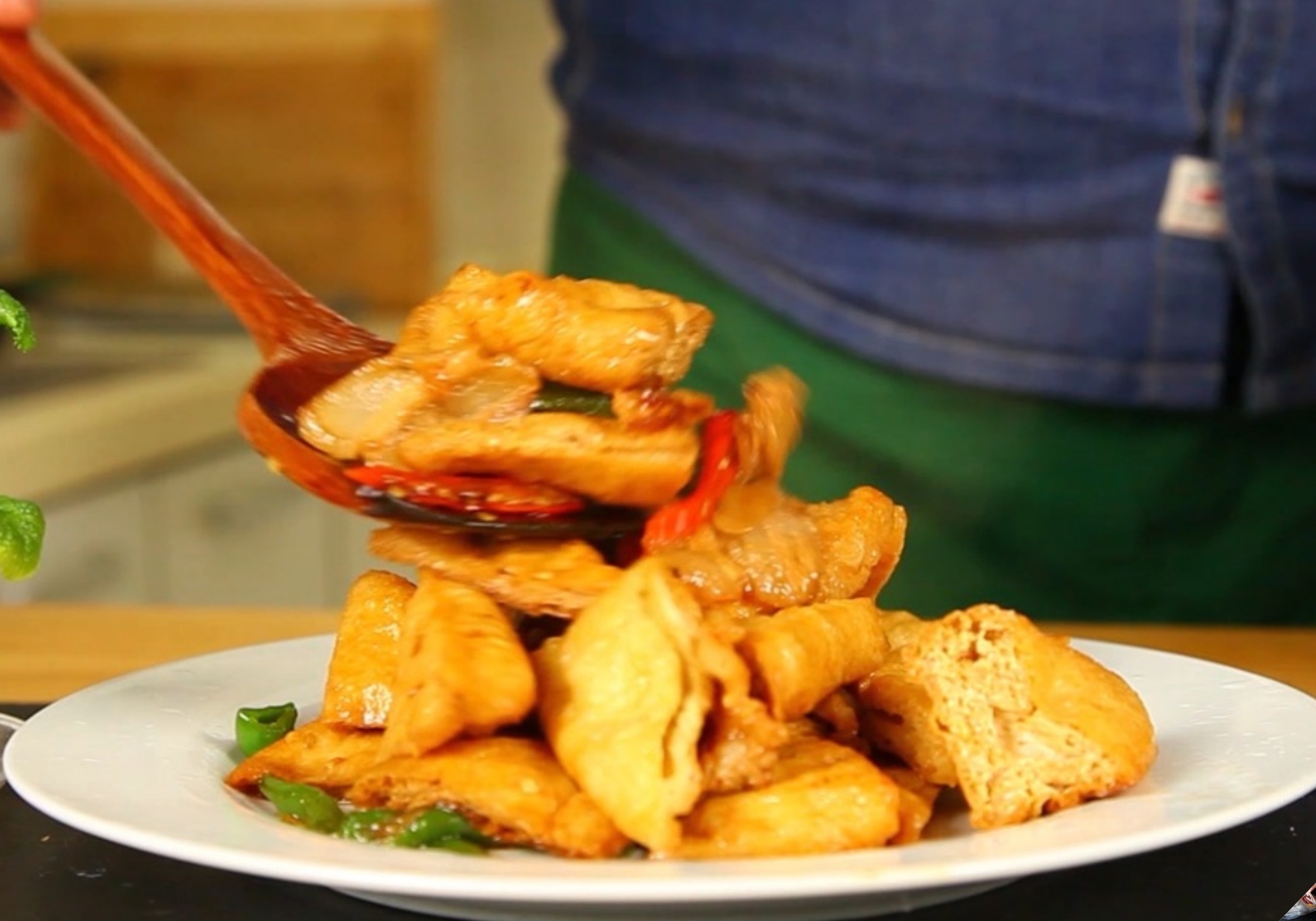 Mẹo rán đậu phụ ngoài vàng giòn, trong mềm ẩm, không bị nát nhờ làm thêm 1 bước đơn giản - 19