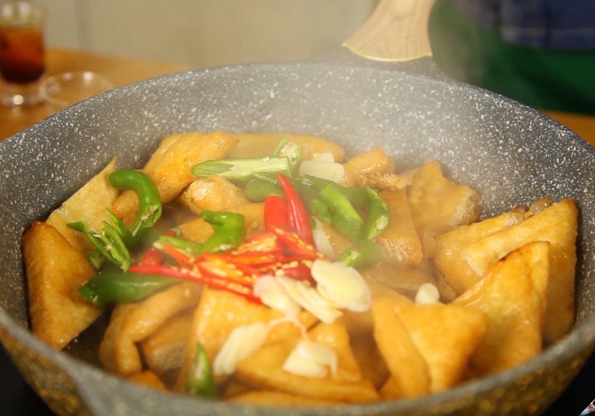 Mẹo rán đậu phụ ngoài vàng giòn, trong mềm ẩm, không bị nát nhờ làm thêm 1 bước đơn giản - 16