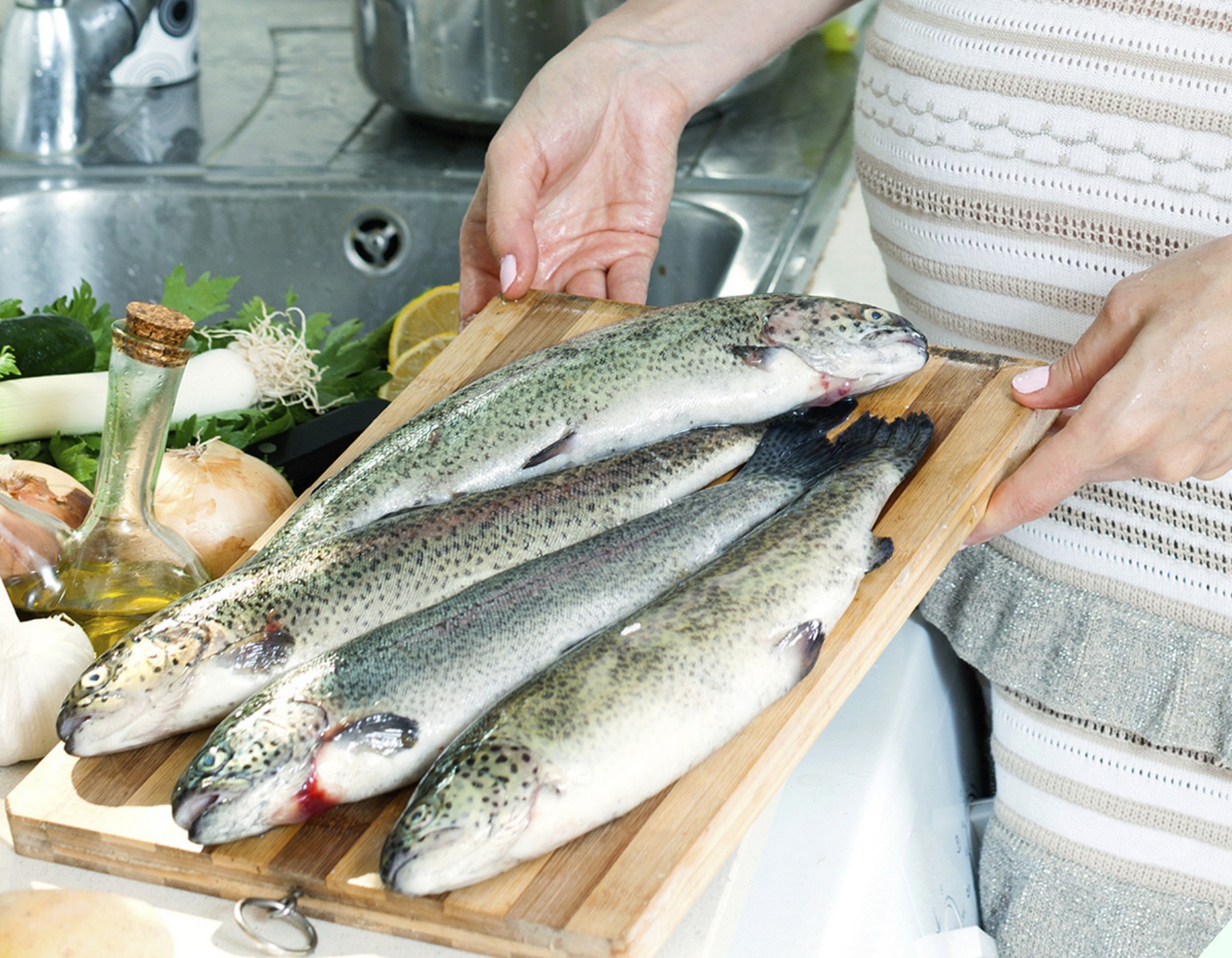 Ngâm cá trong nước này 2 phút rồi mới đem hấp sẽ thấy công dụng tuyệt vời, ai biết cũng vội học theo - 1