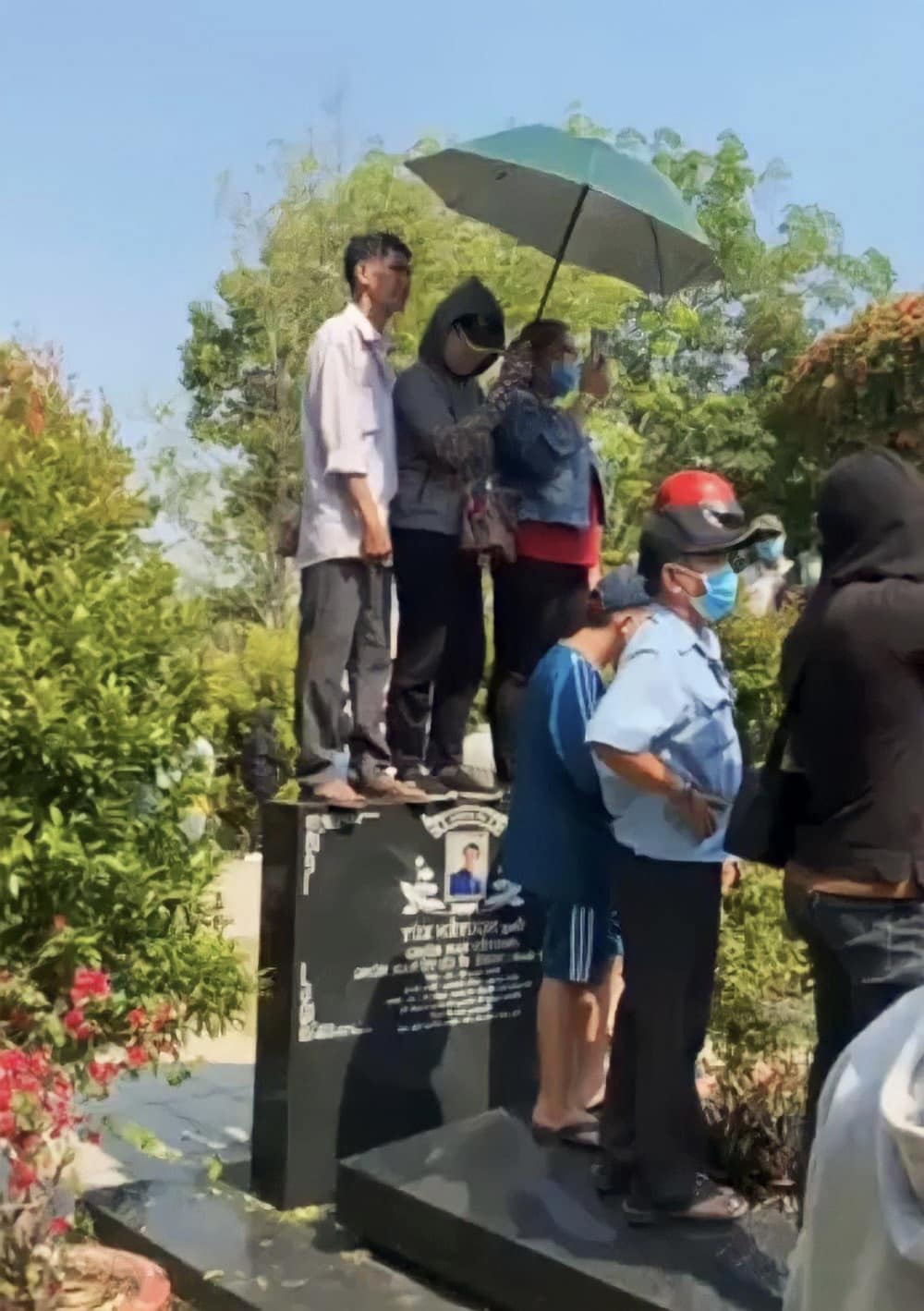 Nhiều phần mộ nghệ sĩ bị giẫm đạp, hư hỏng nặng sau lễ hạ huyệt của NS Vũ Linh - 2