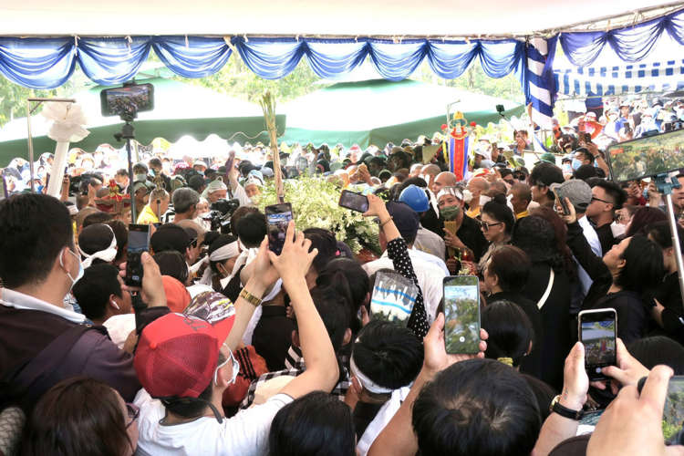 Nhiều phần mộ nghệ sĩ bị giẫm đạp, hư hỏng nặng sau lễ hạ huyệt của NS Vũ Linh - 3