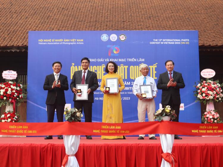 Ảnh - Sự chuyên nghiệp và nỗ lực của nhiếp ảnh trên hành trình hội nhập 