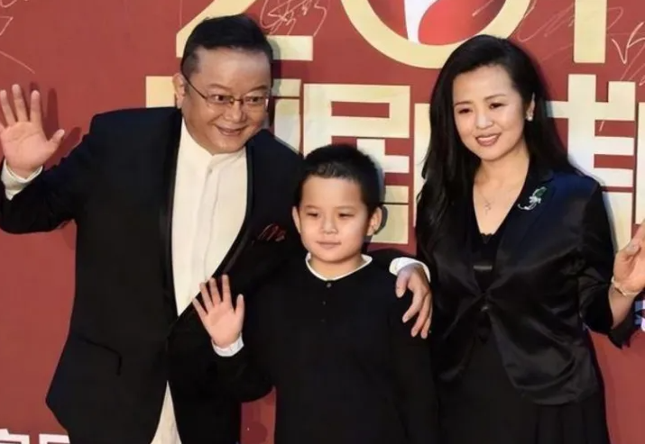 "Hòa thân" Vương Cương: 60 tuổi mới có con trai và vung tiền vào một thứ duy nhất - 3