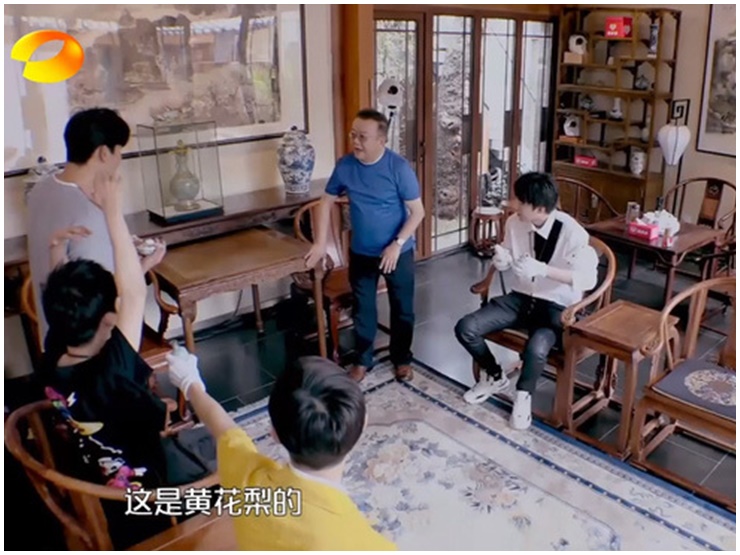 "Hòa thân" Vương Cương: 60 tuổi mới có con trai và vung tiền vào một thứ duy nhất - 4