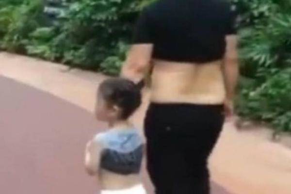 Ông bố dắt con gái 4 tuổi đi dạo, nóng quá liền kéo áo phơi bụng, hành động tiếp theo của cô con gái gây giật mình - 2