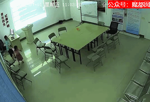 Con gái 4 tuổi bị gãy xương ở phòng khám răng, mẹ kiểm tra camera phát hiện hành động xấu của bé trai 10 tuổi làm với cô bé - 4