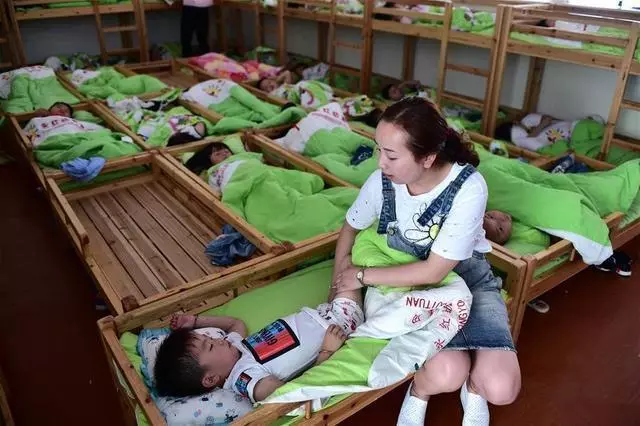 Con nói rất thích ngủ trưa ở trường, biết lý do mẹ lập tức gặp hiệu trưởng đòi đuổi việc cô - 2