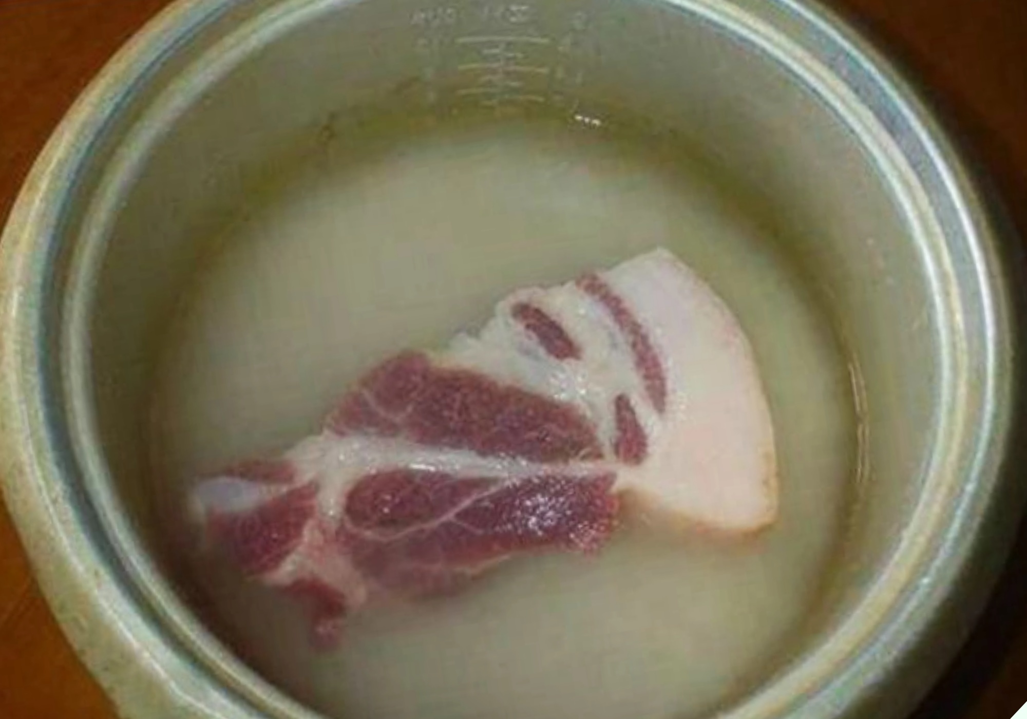 Thịt lợn rửa nước lã “bẩn càng thêm bẩn”, đem ngâm trong thứ này thịt vừa mềm ngon lại khử hết tanh hôi - 5