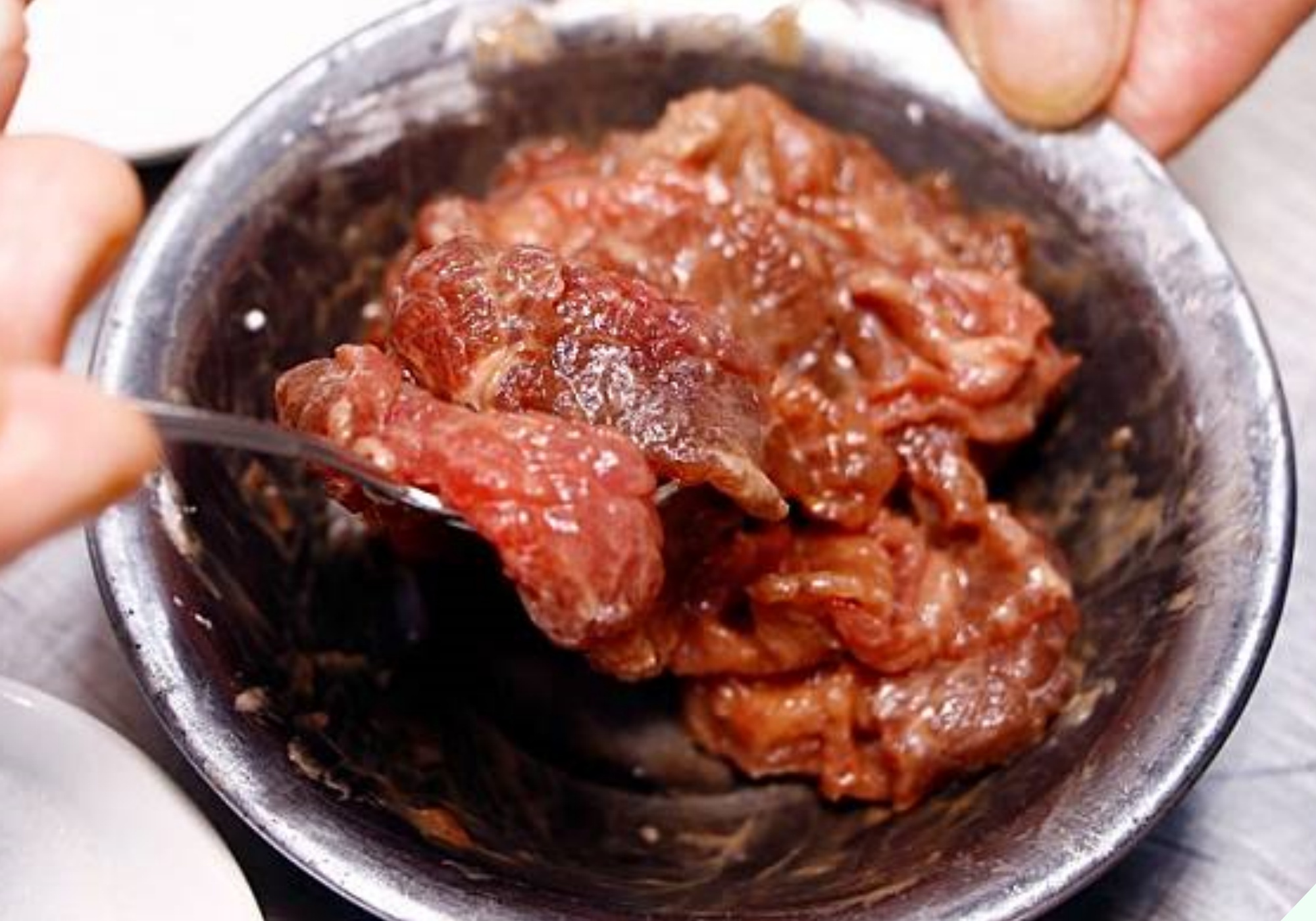 Ướp thịt bò chỉ cho muối là “hỏng bét”, cứ thêm 1 thìa này thịt sẽ mềm tan, đậm vị, xào không bao giờ ra nước - 1