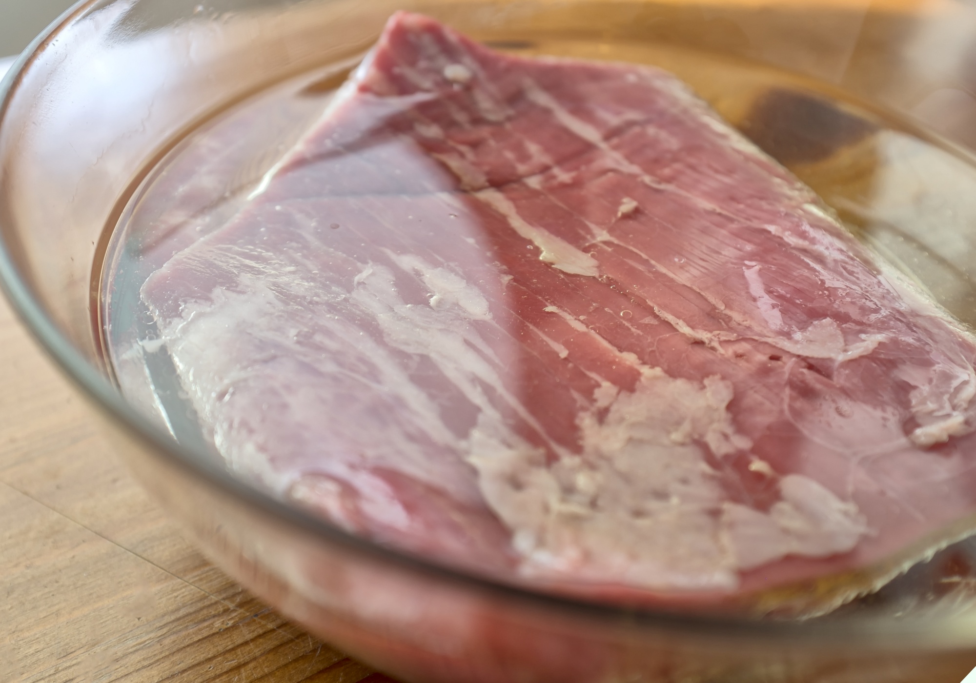 Thịt lợn rửa nước lã “bẩn càng thêm bẩn”, đem ngâm trong thứ này thịt vừa mềm ngon lại khử hết tanh hôi - 4