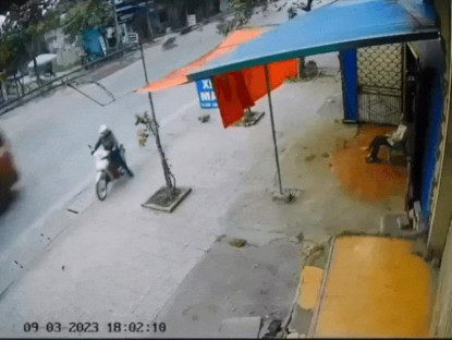 Giao thông - Clip: Kinh hoàng cuộn thép hàng tấn rơi xuống đường lăn trúng xe máy