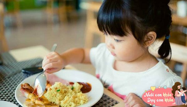 Giáo sư tâm lý: Trẻ EQ thấp thường có 3 hành vi trên bàn ăn, mẹ điều chỉnh ngay để cứu vớt cuộc đời con - 7