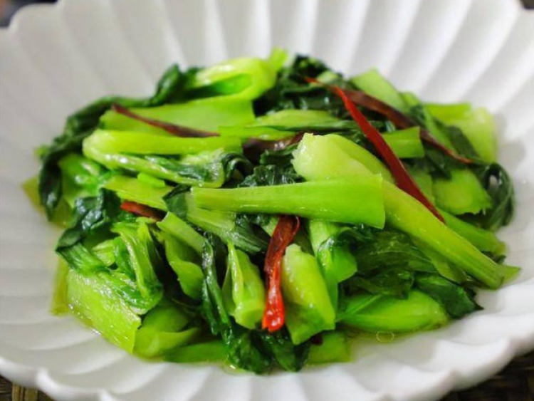 Xào rau cứ cho ra khỏi chảo là thâm đen, đầu bếp mách ngâm với thứ này ...