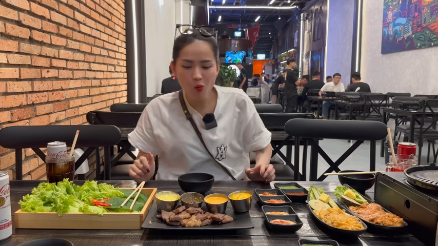 Chiến thần review Hà Linh tới quán “streamer giàu nhất VN”, thái độ ra sao? - 1
