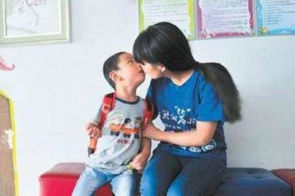 Mẹ khó chịu khi con trai bị cô giáo mầm non từ chối cho thơm má, chuyên gia Việt nhận định “Cô quá đúng” - 2
