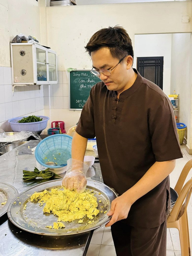 Nam MC U50 giàu có, độc thân của showbiz Việt làm món ăn giản dị khiến dân mạng thấy nhớ quê - 9
