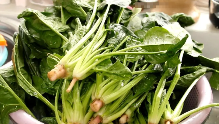 Xào rau cứ cho ra khỏi chảo là thâm đen, đầu bếp mách ngâm với thứ này trước khi nấu rau xanh như ngọc - 1